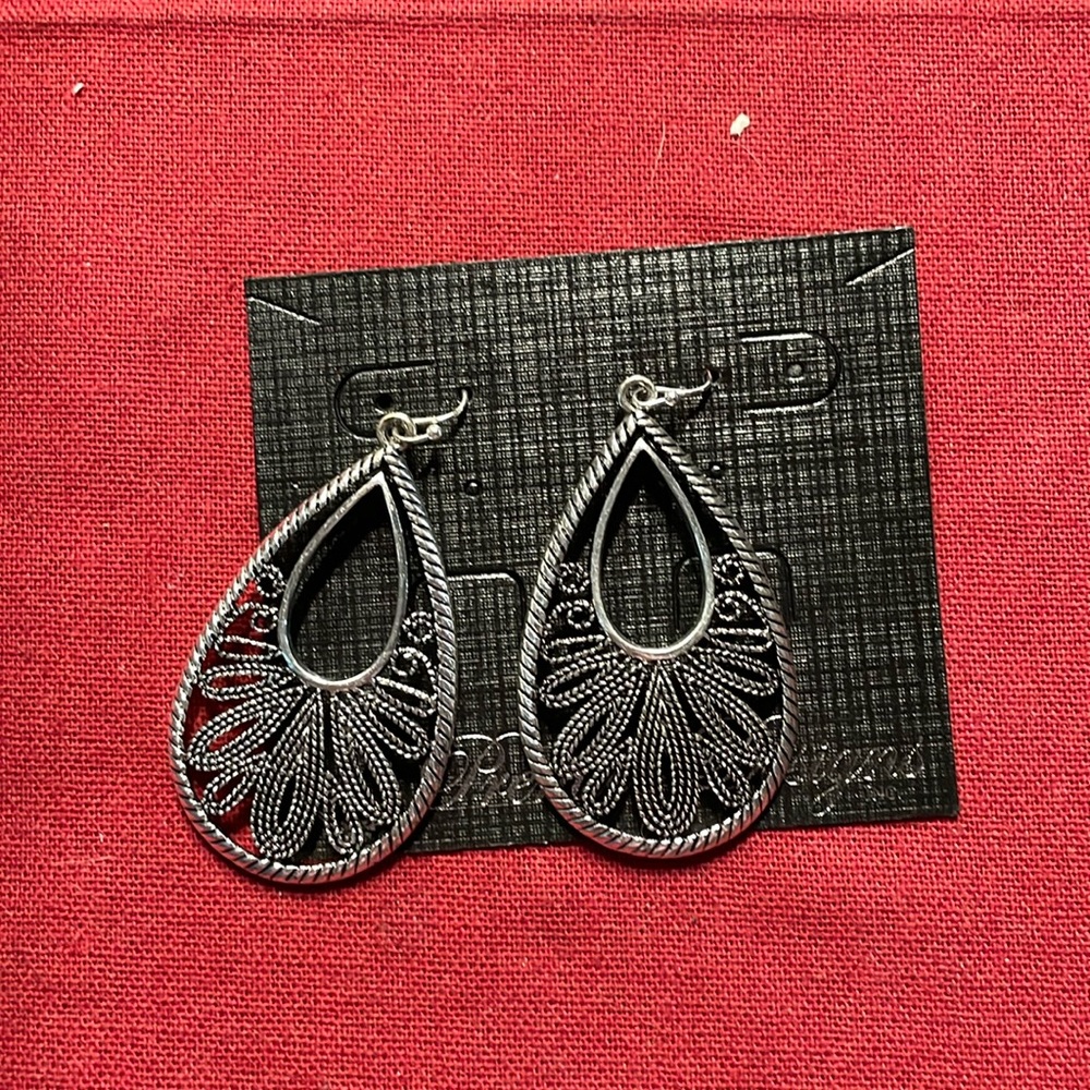 Vintage Premier Designs fishhook earrings. Comes from a smoke free home.